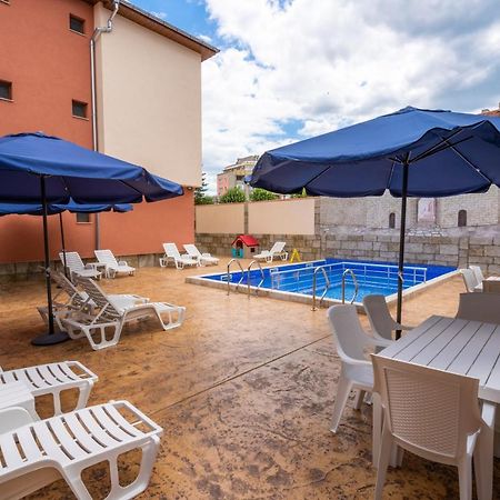 Family Hotel Preslav Экстерьер фото