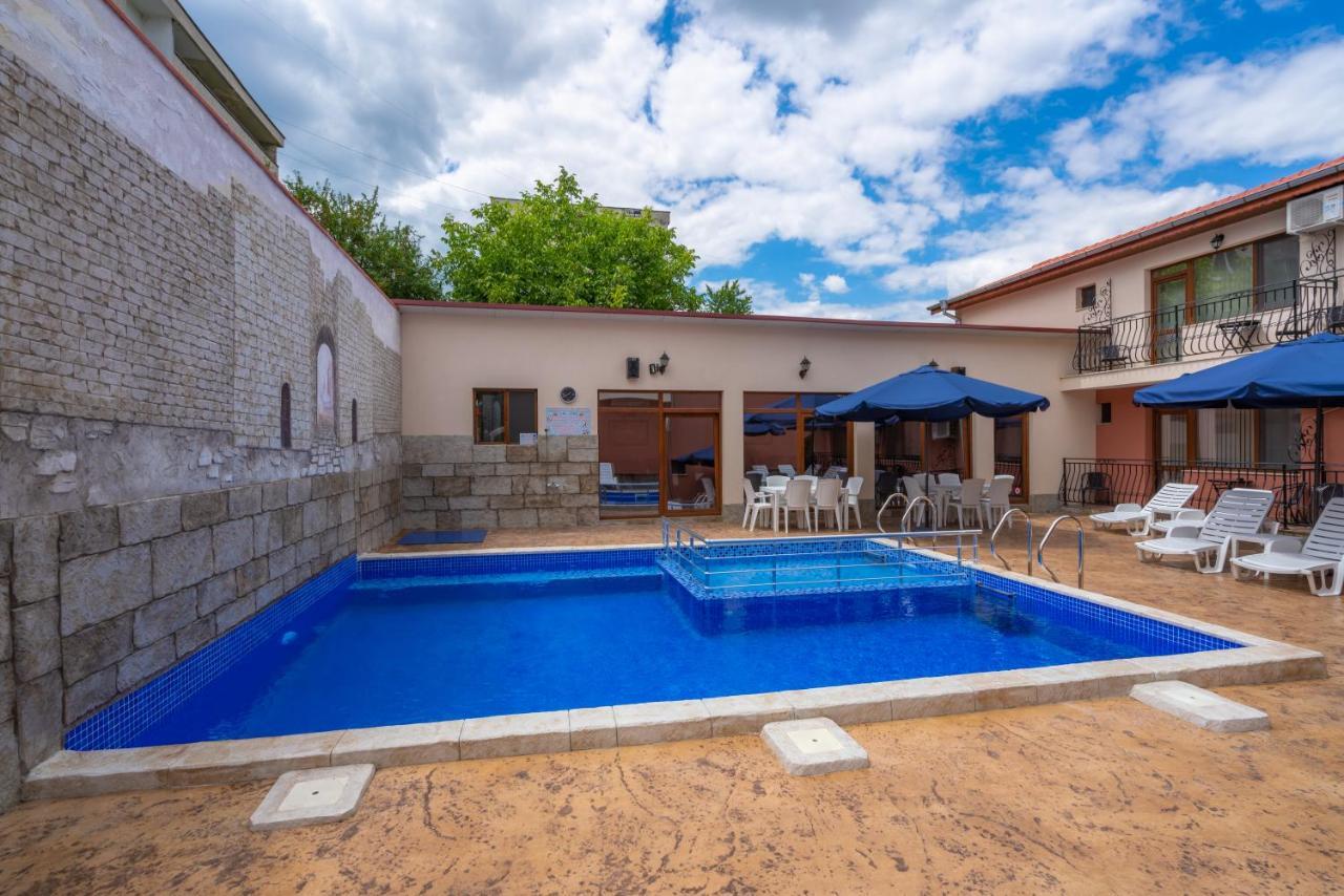 Family Hotel Preslav Экстерьер фото