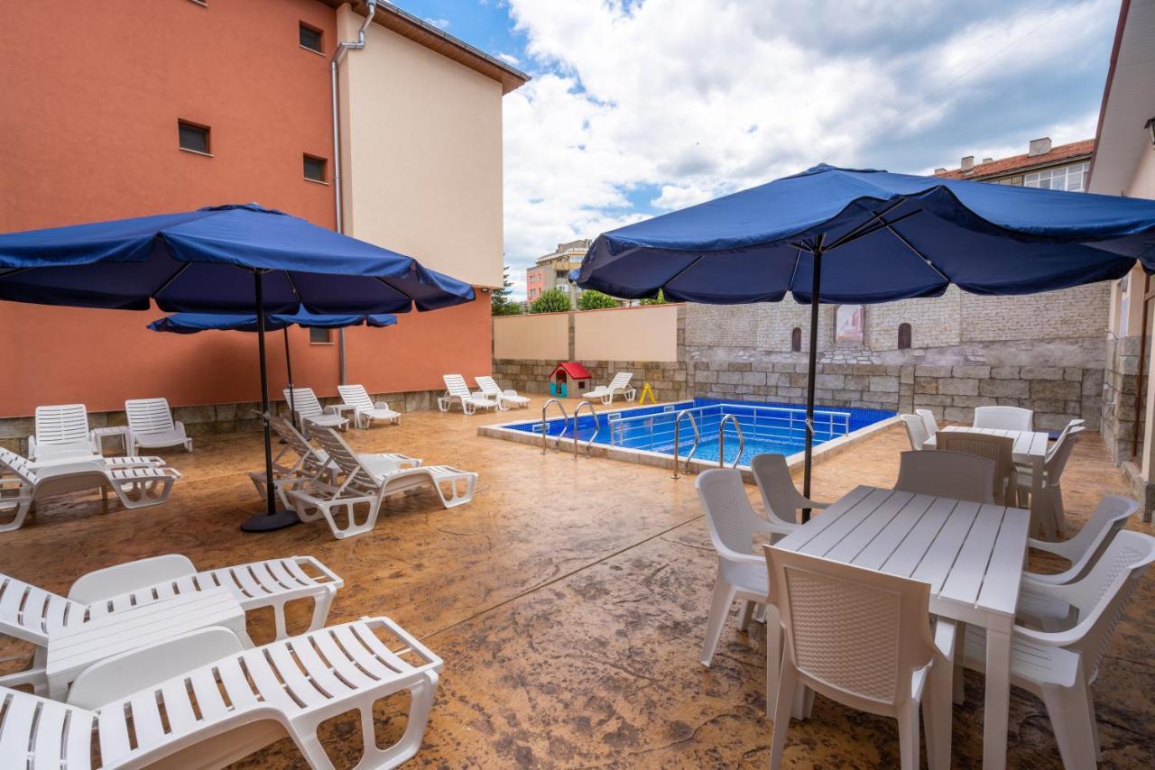 Family Hotel Preslav Экстерьер фото